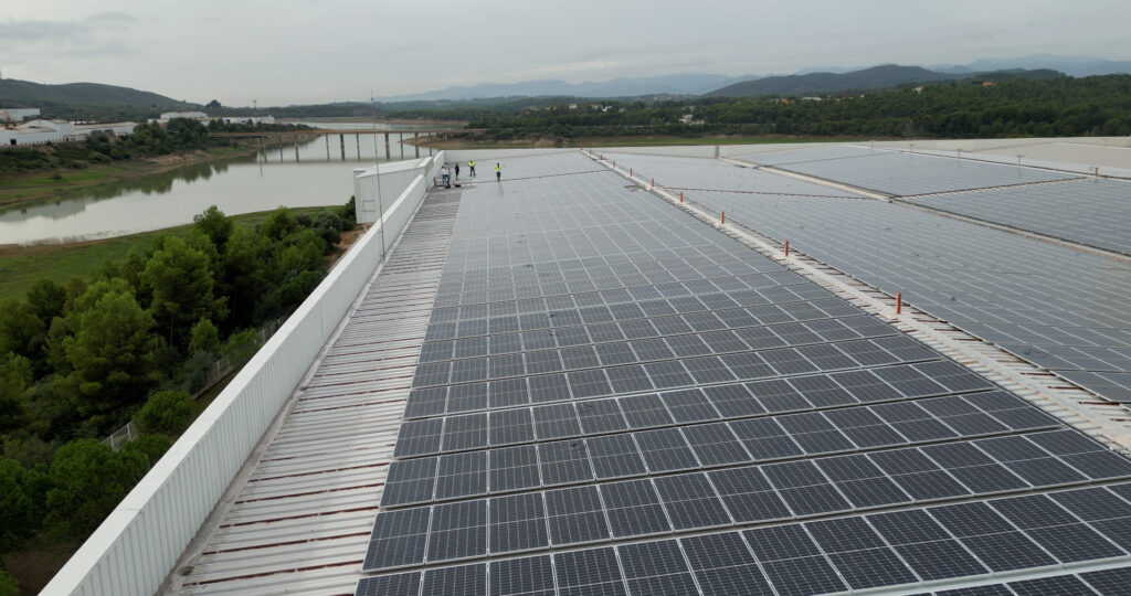 cubierta de la fábrica de Arciblansa con más de 3.000 paneles solares fotovoltaicos para autoconsumo energético