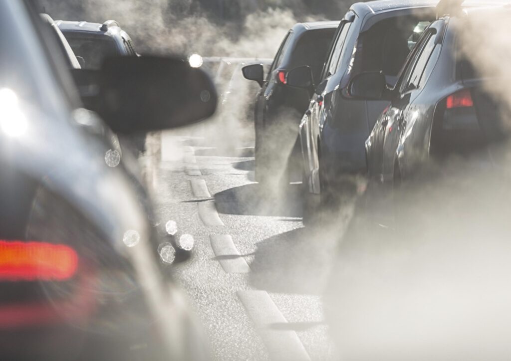 coches en un atasco en la ciudad